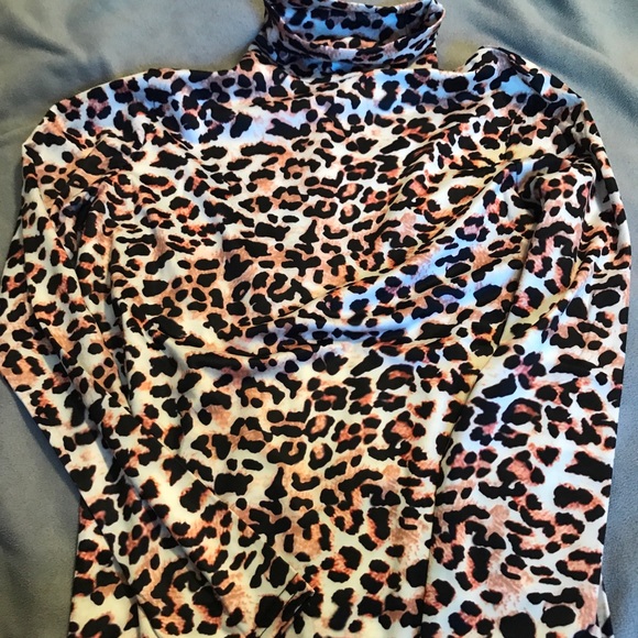 NWT Women’s Long Sleeved animal print Top *1 LEFT - Picture 7 of 8